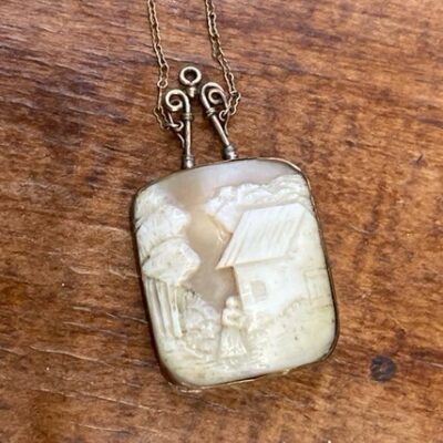 Stunning Antique Hand Carved Shell Cameo Pendant Necklace