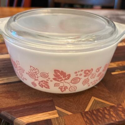 Vintage Goosberry Pyrex casserole dishes with lids