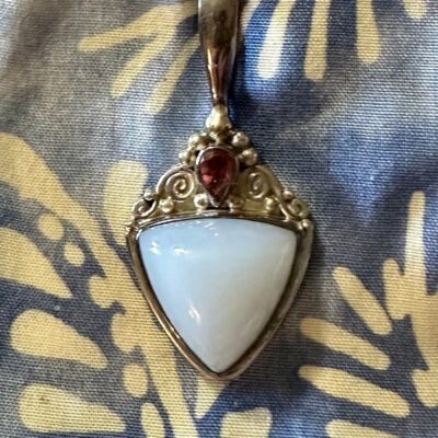 Sajen Cabochan Chalcedony Sterling Silver Pendant