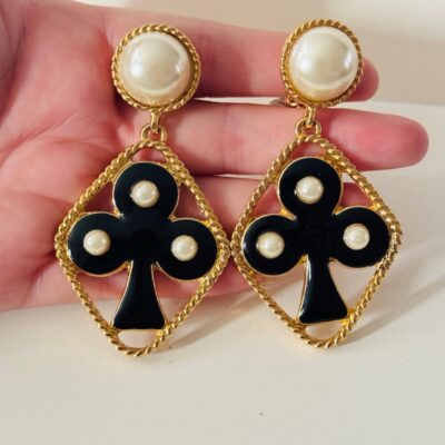 Earrings VTG Casino Clubs Suit gold tone Clip dangle Cabochon Rope Pearl Bold