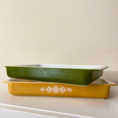 Vintage lot of 2 Pyrex lasagna baking dishes yellow floral avocado green