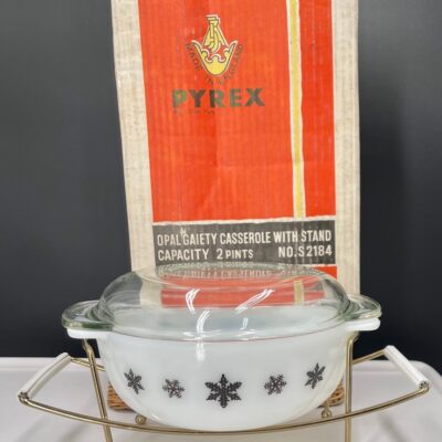 Vintage Pyrex JAJ Snowflake Gaiety 2 Pint Easy Grip Casserole with stand NOS